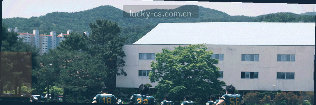 财神形象与棋牌筹码组合的横向装饰图，金色纹样铺底